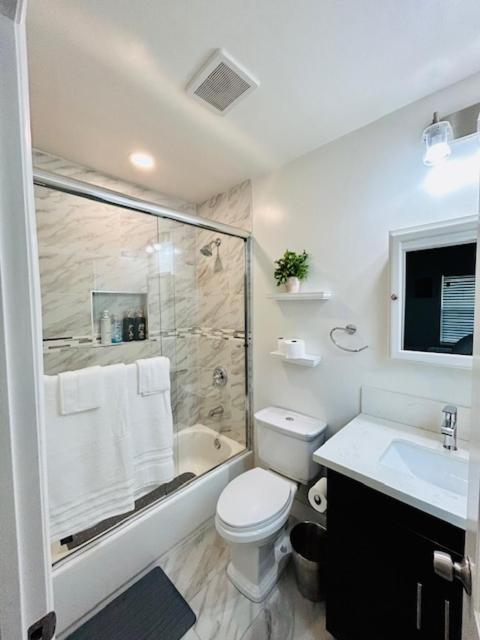 Gated Contemporary 3 Bedroom - 2 Bathroom Home In South La Plus Parking Los Angeles Bagian luar foto