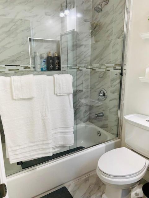 Gated Contemporary 3 Bedroom - 2 Bathroom Home In South La Plus Parking Los Angeles Bagian luar foto