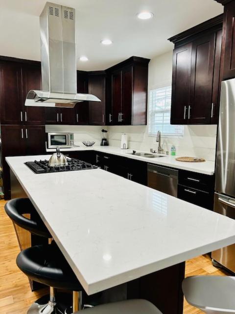 Gated Contemporary 3 Bedroom - 2 Bathroom Home In South La Plus Parking Los Angeles Bagian luar foto