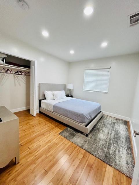 Gated Contemporary 3 Bedroom - 2 Bathroom Home In South La Plus Parking Los Angeles Bagian luar foto