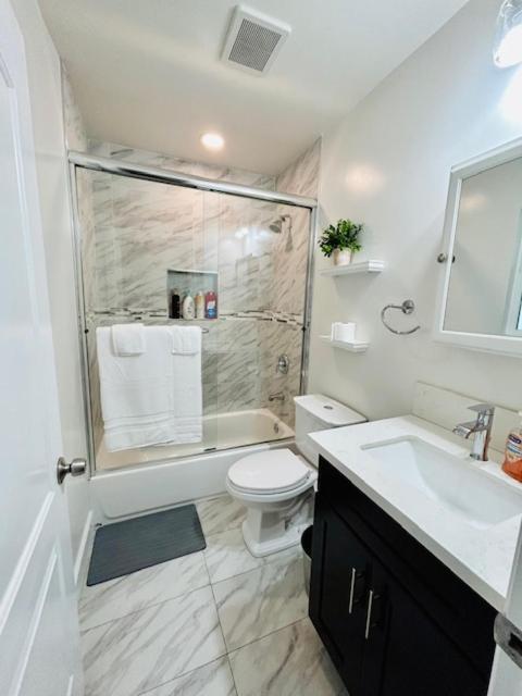 Gated Contemporary 3 Bedroom - 2 Bathroom Home In South La Plus Parking Los Angeles Bagian luar foto