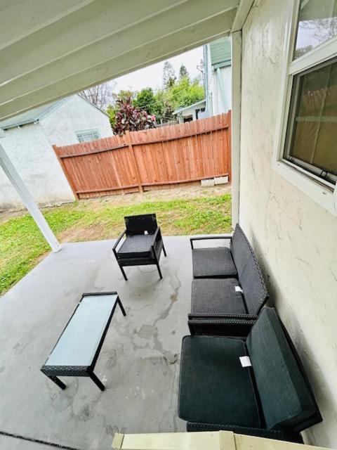 Gated Contemporary 3 Bedroom - 2 Bathroom Home In South La Plus Parking Los Angeles Bagian luar foto