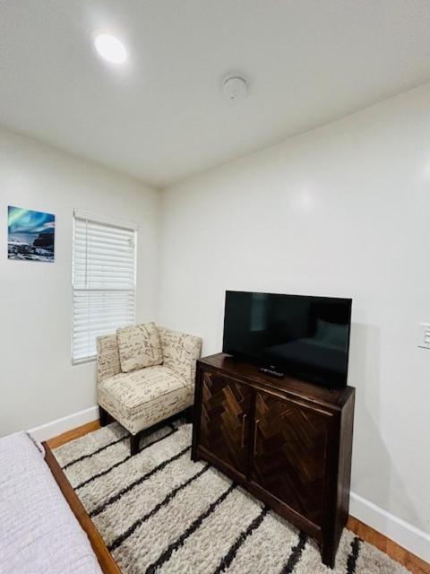 Gated Contemporary 3 Bedroom - 2 Bathroom Home In South La Plus Parking Los Angeles Bagian luar foto